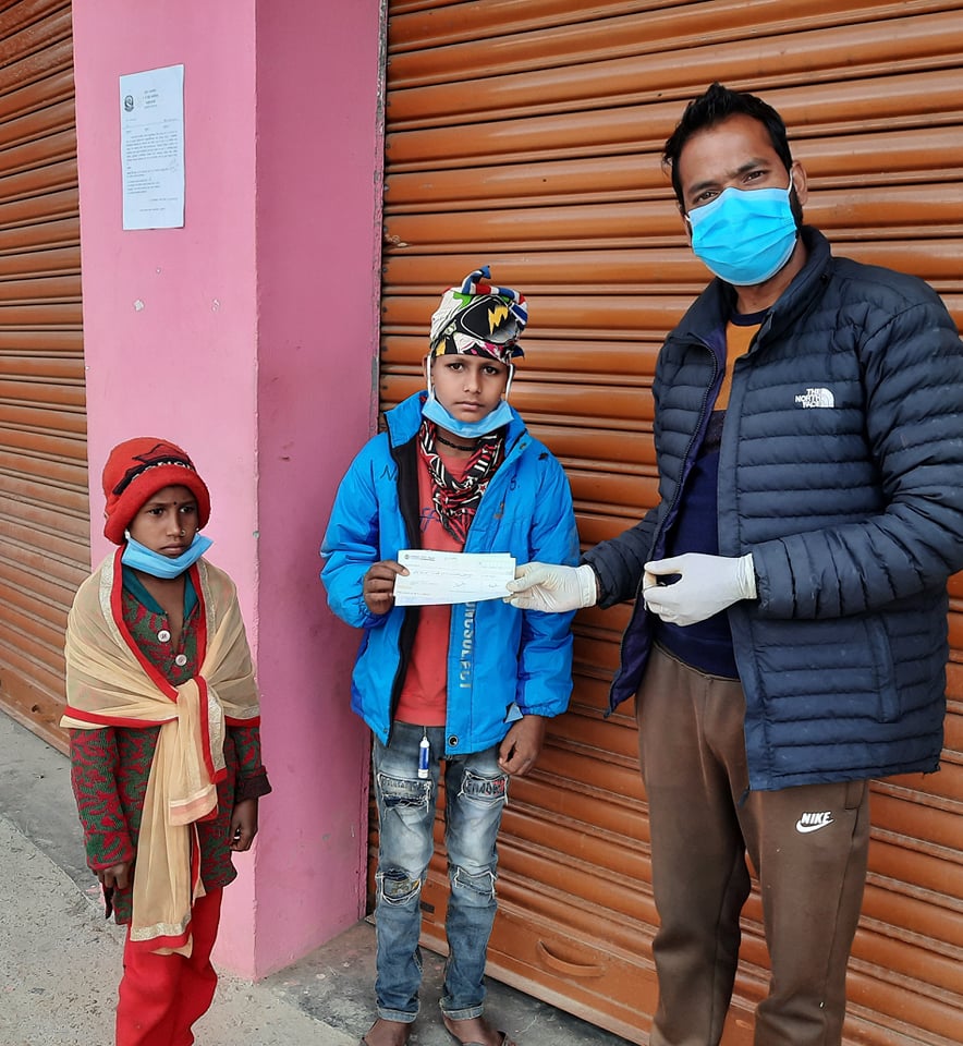 बैतडीका नवीन र गौरालाई सहयोग रकम हस्तान्तरण